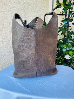 Duluth Trading Co.  "Lifetime" Leather brown messenger bag UNISEX